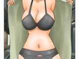 真夏にロングコートの女